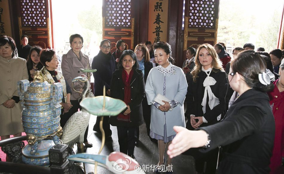 彭麗媛11日邀請來華出席2014年APEC領(lǐng)導(dǎo)人非正式會議的部分經(jīng)濟體領(lǐng)導(dǎo)人或代表的夫人參觀世界文化