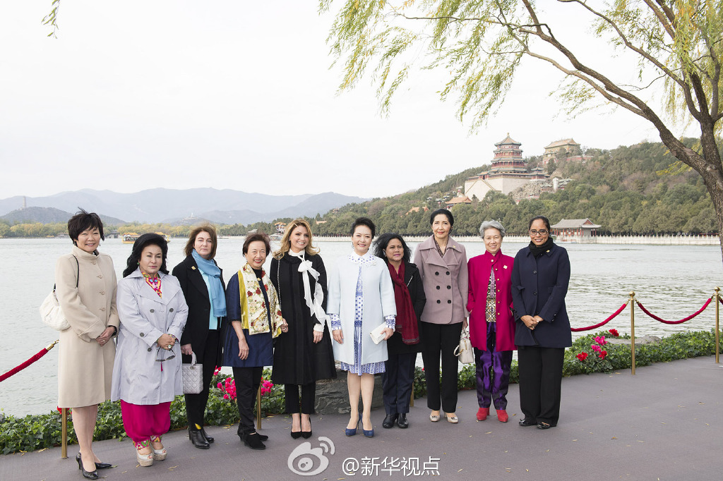 彭麗媛11日邀請來華出席2014年APEC領(lǐng)導(dǎo)人非正式會議的部分經(jīng)濟體領(lǐng)導(dǎo)人或代表的夫人參觀世界文化