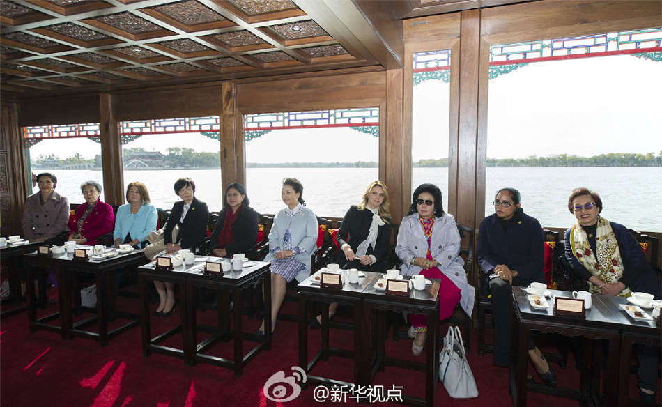 彭麗媛11日邀請來華出席2014年APEC領(lǐng)導(dǎo)人非正式會議的部分經(jīng)濟體領(lǐng)導(dǎo)人或代表的夫人參觀世界文化