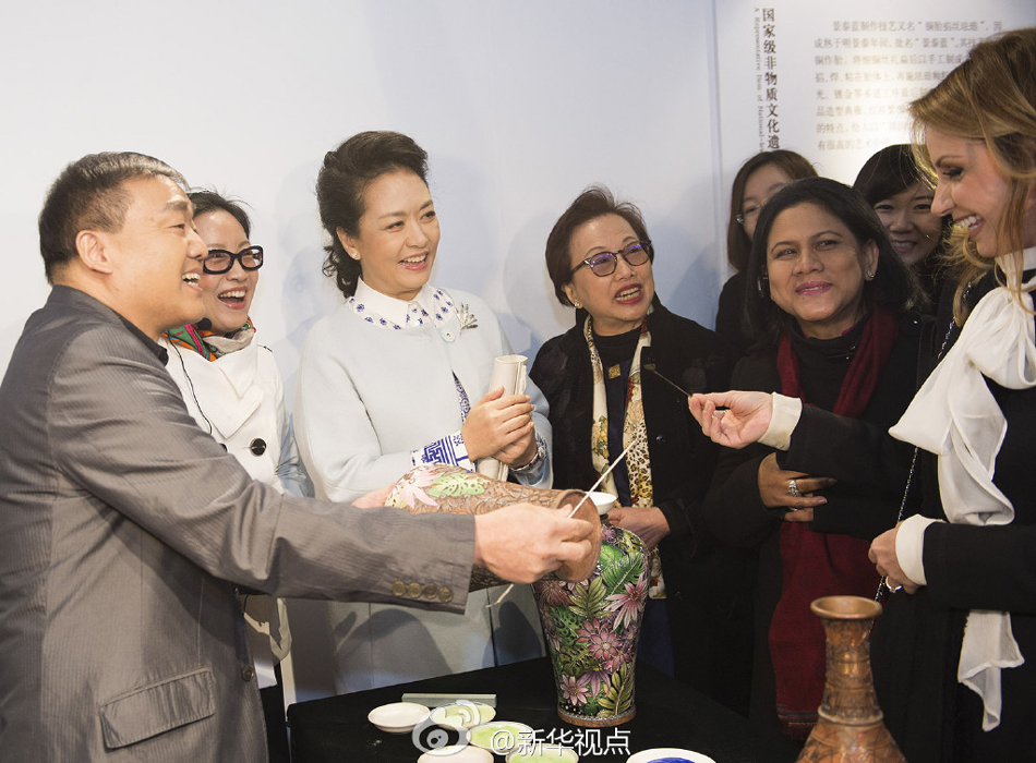 彭麗媛11日邀請來華出席2014年APEC領(lǐng)導(dǎo)人非正式會議的部分經(jīng)濟體領(lǐng)導(dǎo)人或代表的夫人參觀世界文化