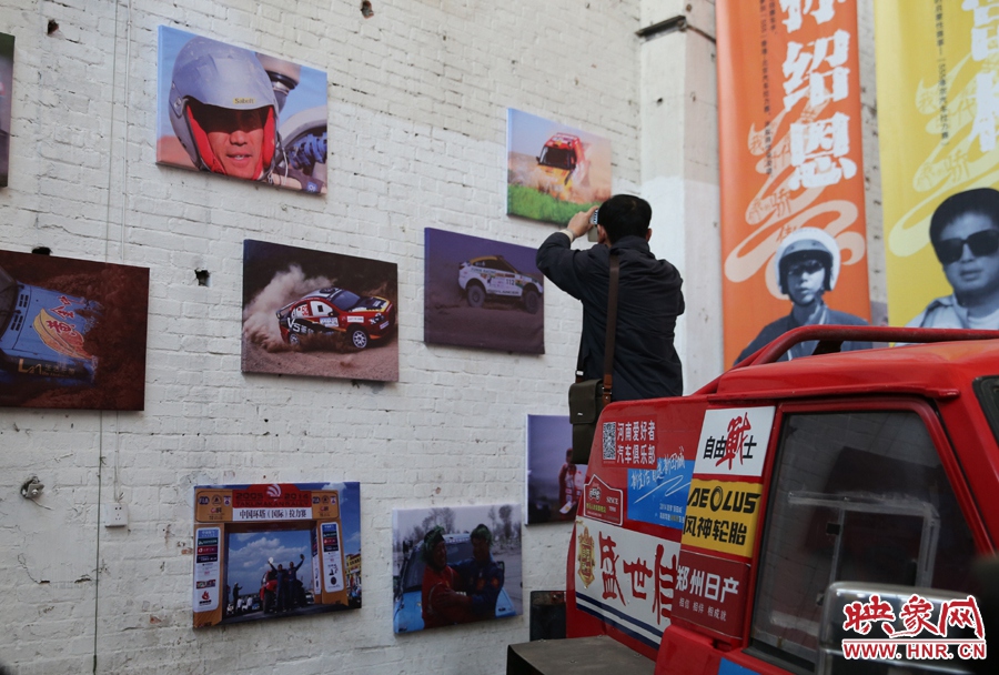 賽車上的攝影師。