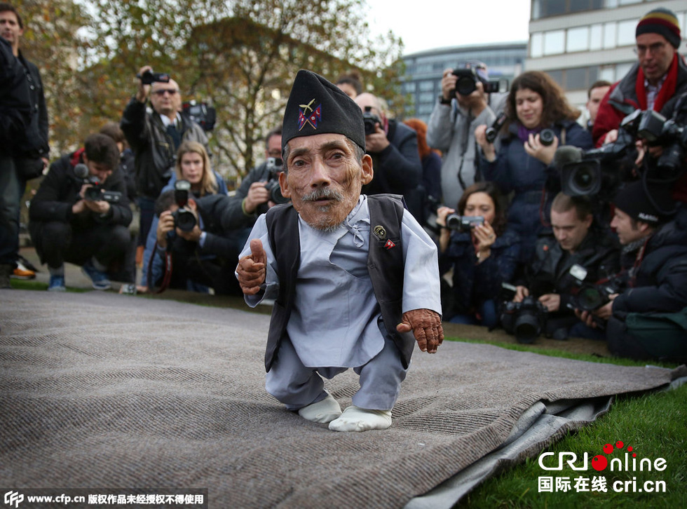 當地時間2014年11月13日，英國倫敦，世界上最矮的男子錢德拉·巴哈杜爾·唐吉與世界上最高的男子蘇