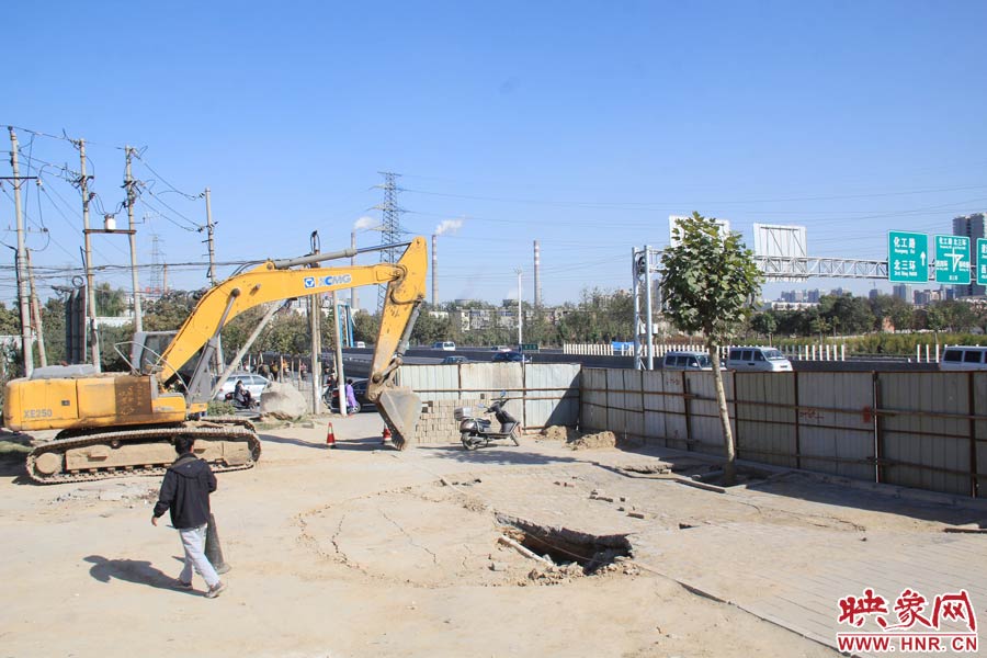 塌陷的面積約50平米,有兩個(gè)明顯大坑。