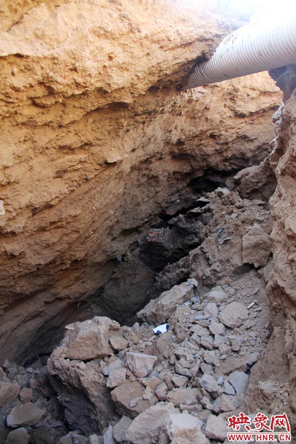 坑內(nèi)堆積著一些碎土和磚塊。