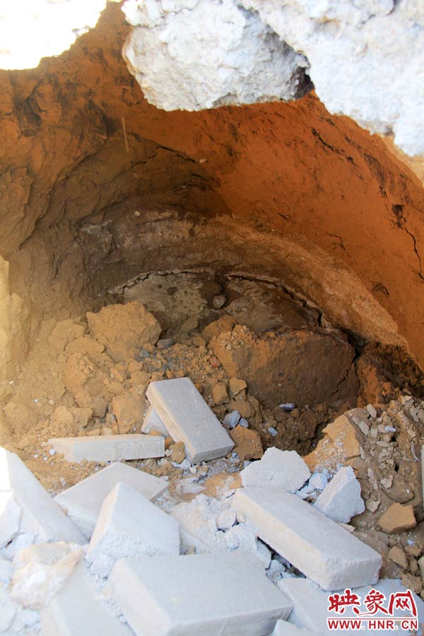 坑內(nèi)存有積水浸泡過(guò)的痕跡。