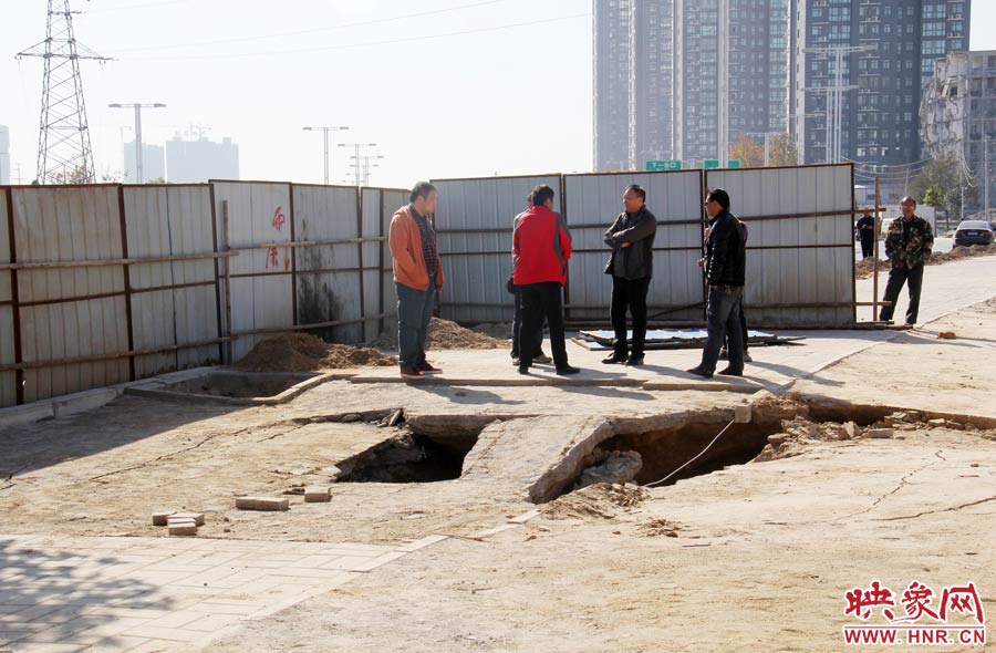 現(xiàn)場(chǎng)一些工作人員表示,會(huì)盡快對(duì)坍塌地方進(jìn)行開(kāi)挖,找到塌方原因。