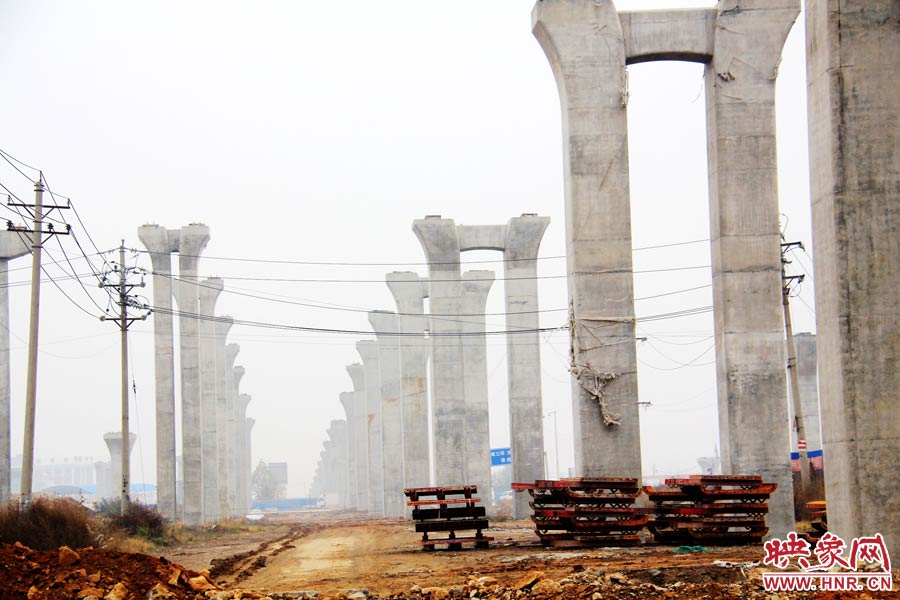 南北方向已架起數(shù)百根橋墩，一眼望不到邊際。