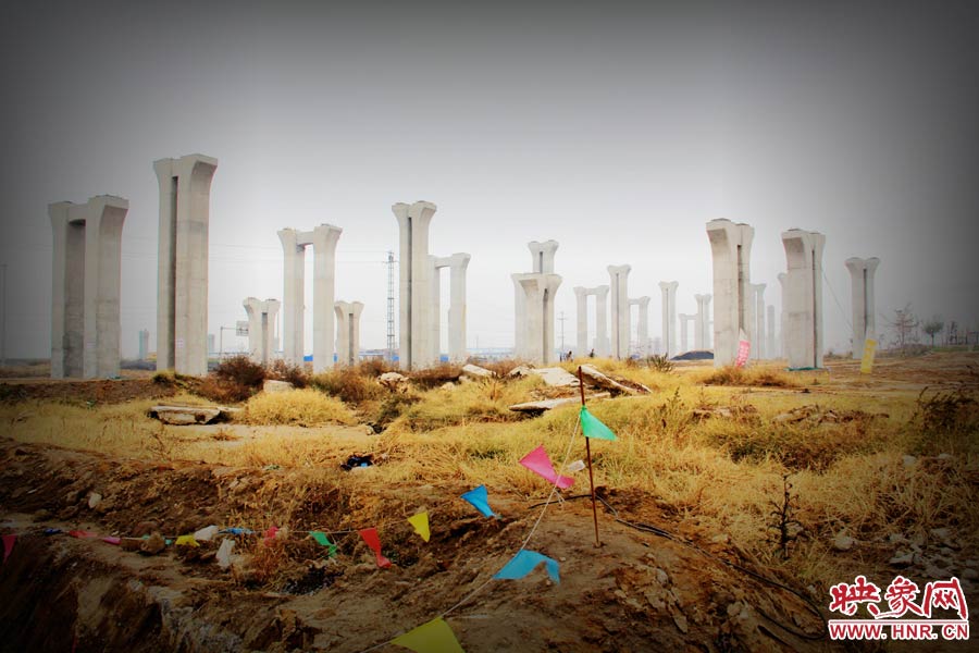 由于項(xiàng)目已經(jīng)停工數(shù)月，施工工地上很難見到工人，設(shè)備也很少，雜草叢生，顯得非?；臎觥? width=