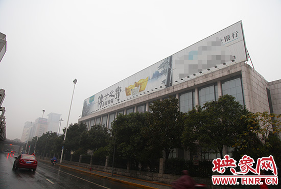 河南省人民會(huì)堂南面戶外廣告。