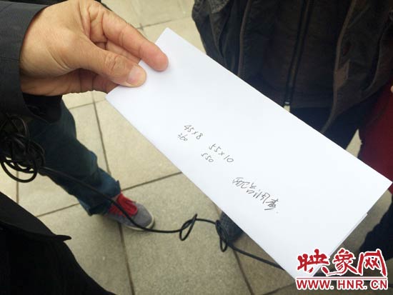 經(jīng)過初步測量，河南省人民會(huì)堂主樓的違法廣告牌面積為910平米。