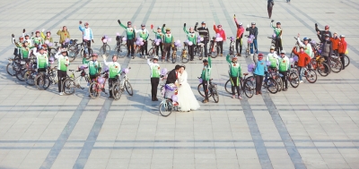 騎友們圍成一個(gè)“心”形，郝幸福在心尖上深情地親吻著新娘。