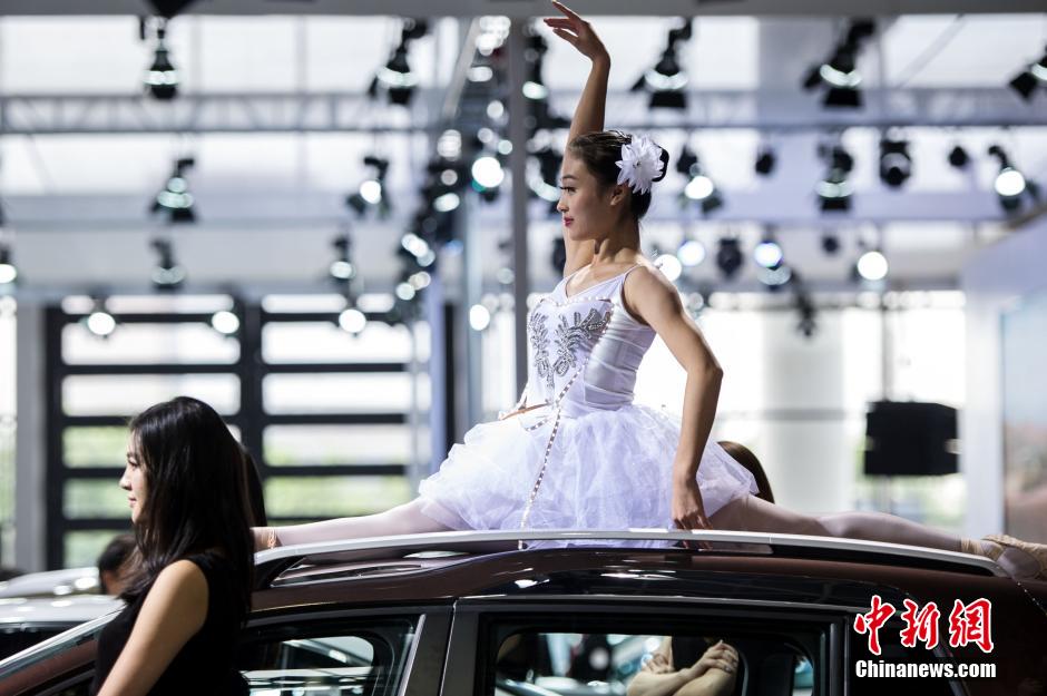 舞者上演車(chē)頂芭蕾