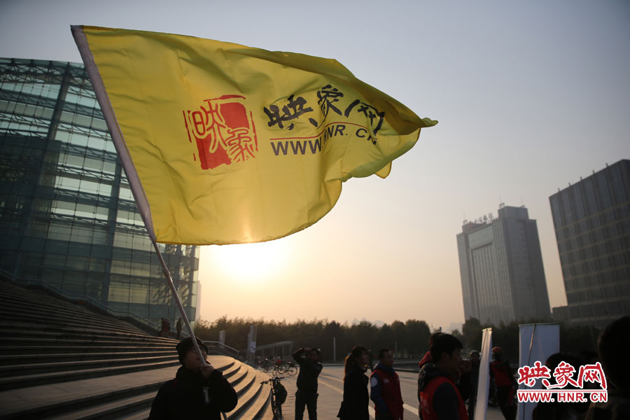 在映象網(wǎng)旗幟的召喚下，車友們匯聚在鄭東新區(qū)。