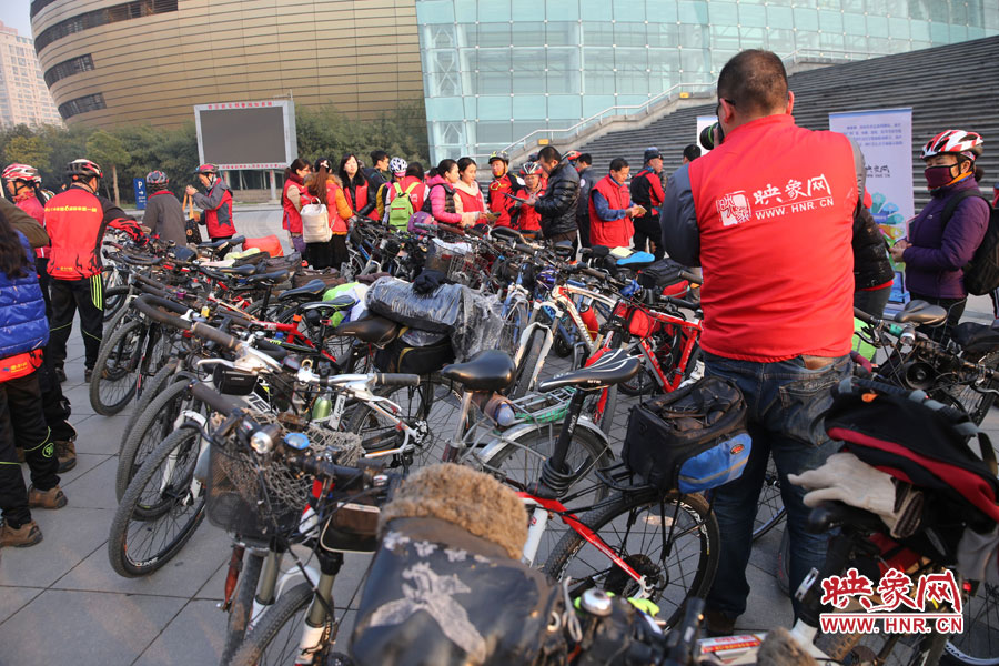 參加活動(dòng)的車友太多，忙壞攝影師