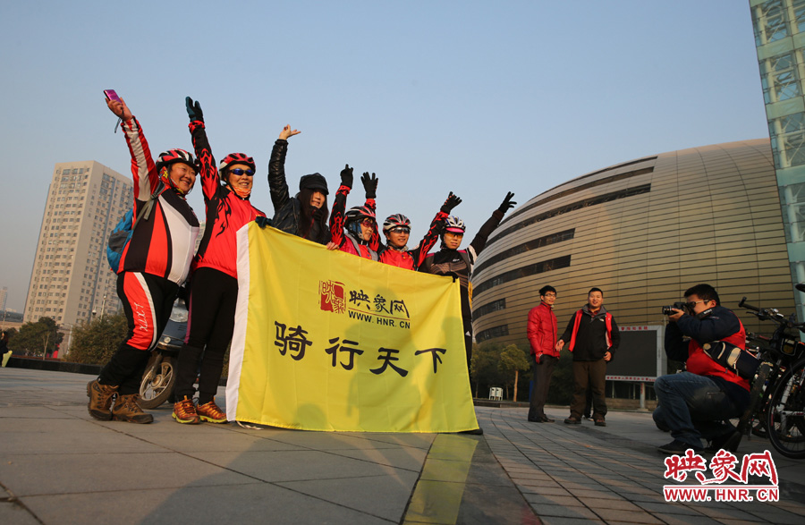 映象網(wǎng)騎行天下的車友，快樂(lè)寫(xiě)在臉上