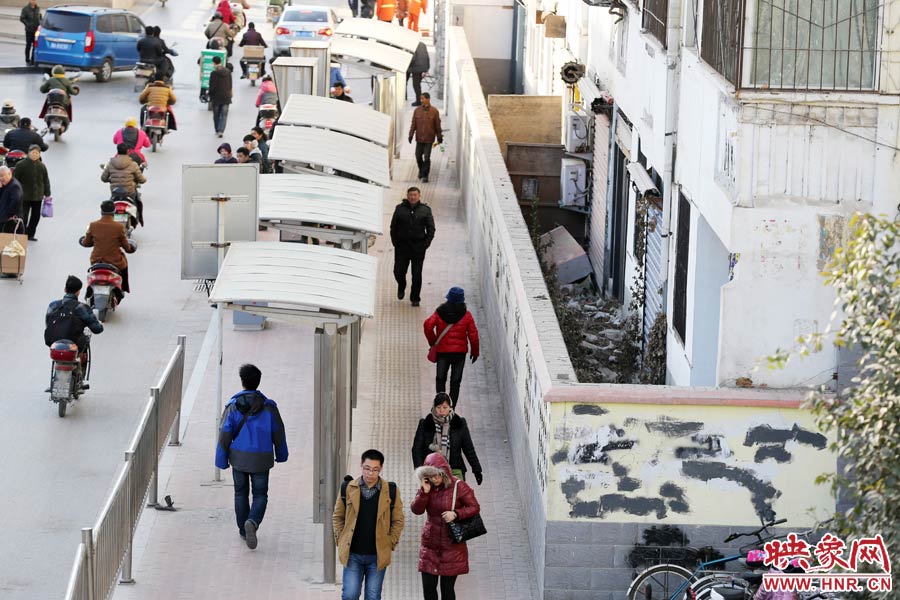 墻內(nèi)扔著垃圾，墻面上涂滿了牛皮癬小廣告，異常顯眼。