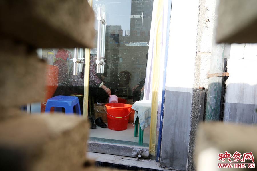 墻內(nèi)一家店面正常營業(yè)。