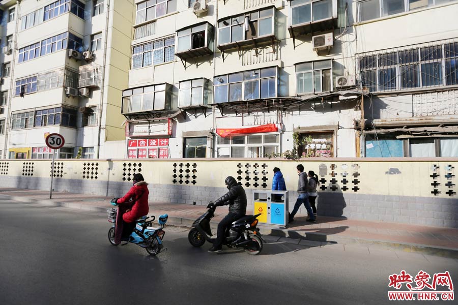 雖然墻內(nèi)的商戶已經(jīng)搬走，但一些門頭還沒撤下。