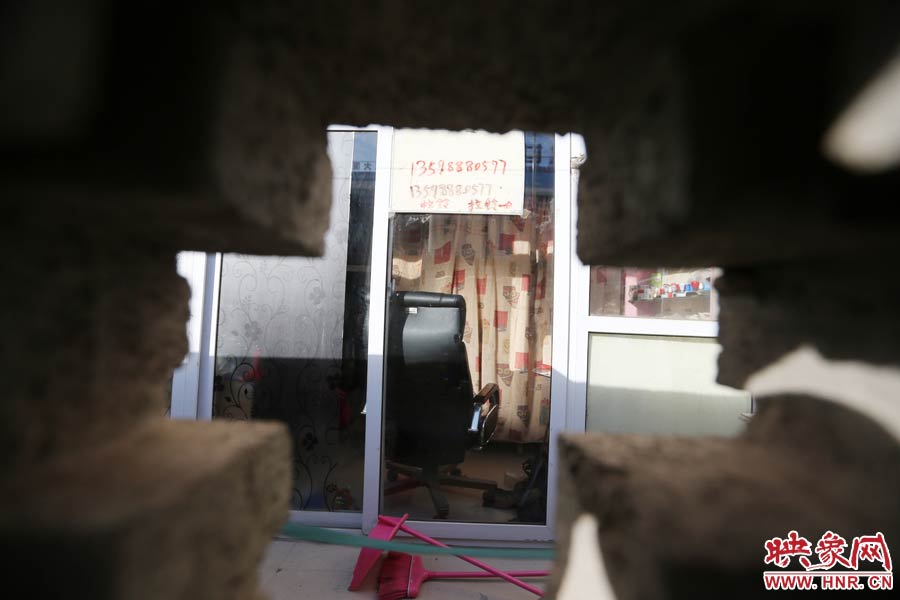 透過墻上的格子，可以看到里面的一切。