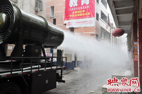 針對(duì)造成霧霾的主兇“建筑工地?fù)P塵”，“霧炮車”降塵除塵效果能到到80%。