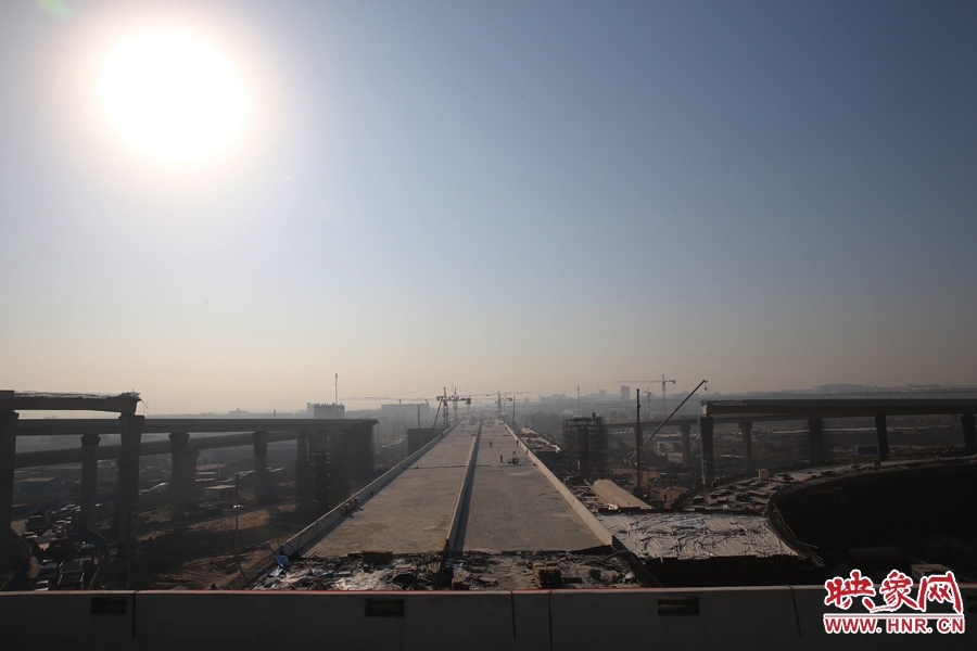 隴海高架從西四環(huán)上方通過。