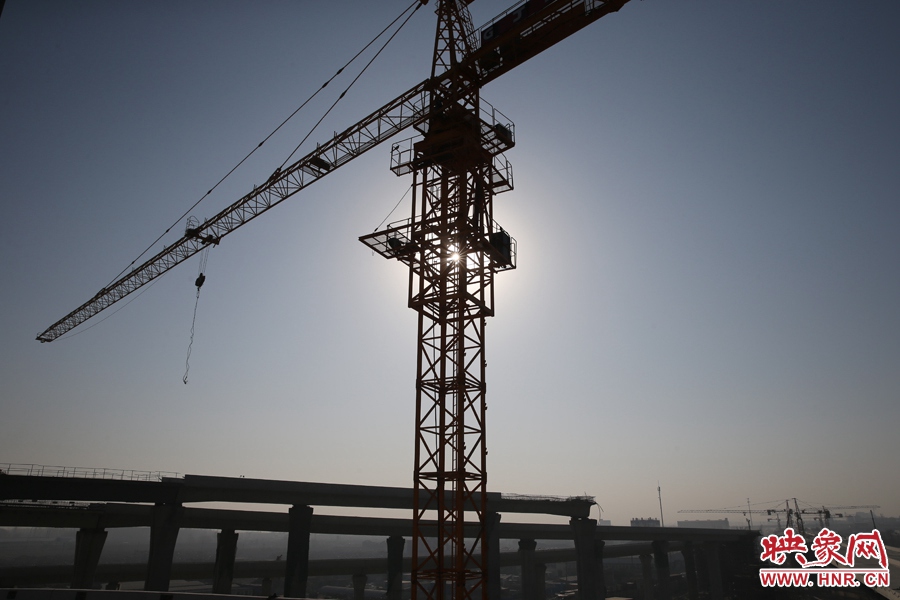 隴海高架與西四環(huán)立交仍在緊張施工中。