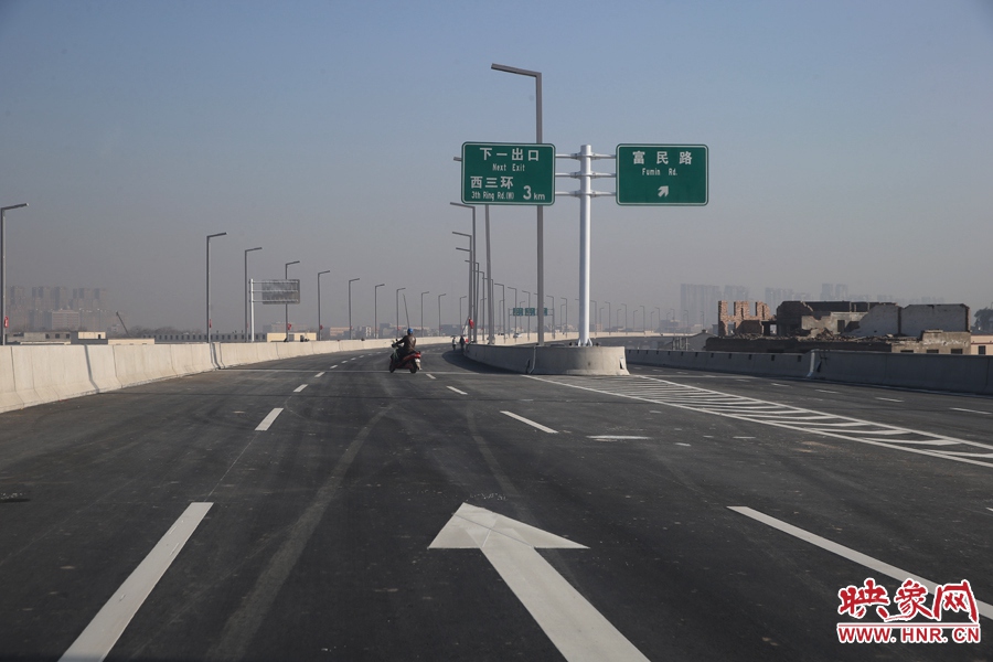 西三環(huán)方向與富民路出口。