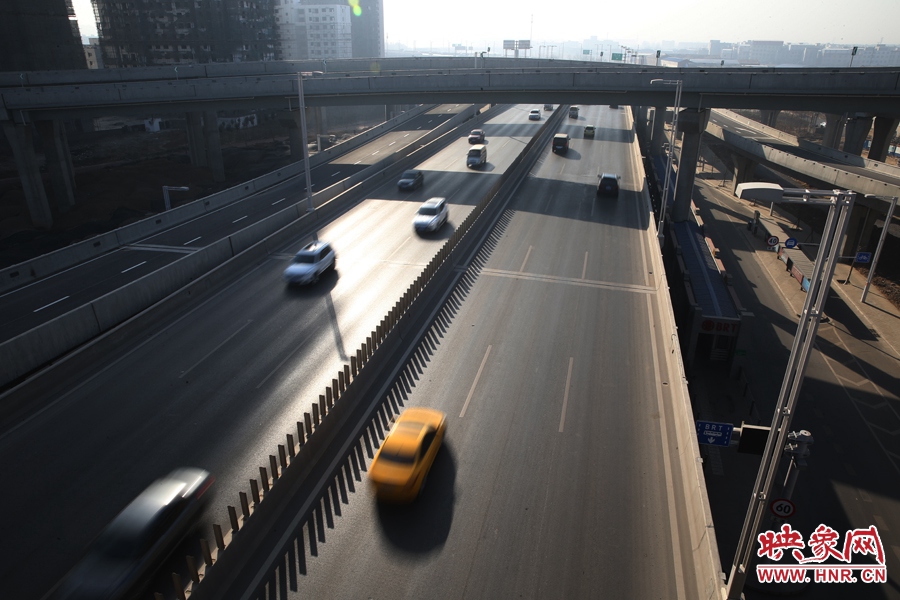 西三環(huán)從隴海高架下穿過。