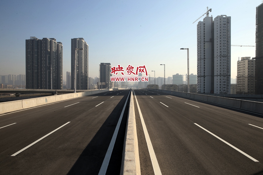 隴海高架過西三環(huán)進入市區(qū)。