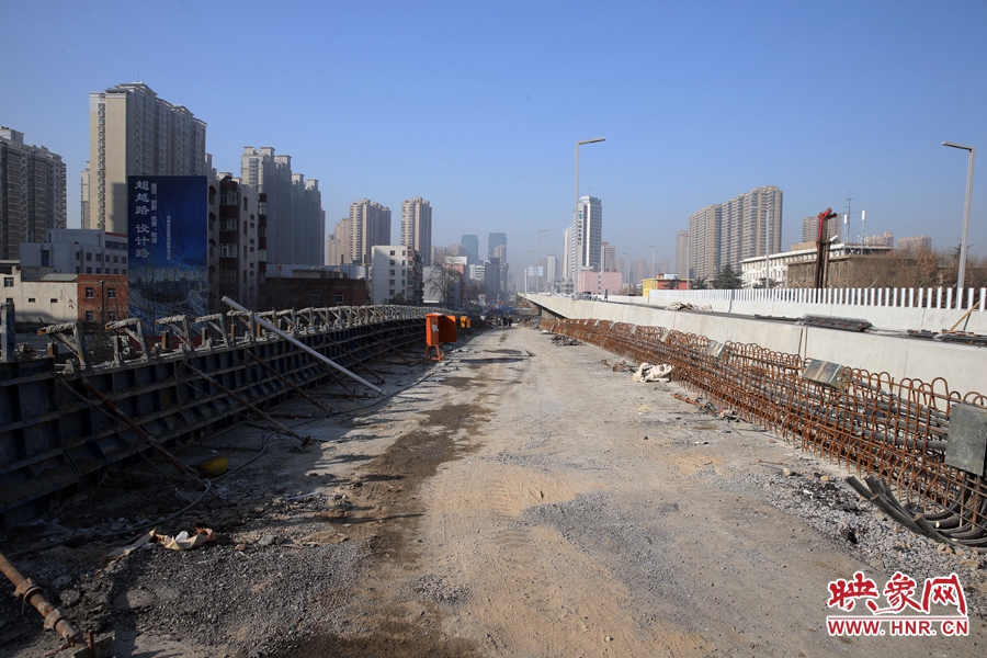 由西向東方向，嵩山南路出口以東，仍在緊張施工中。