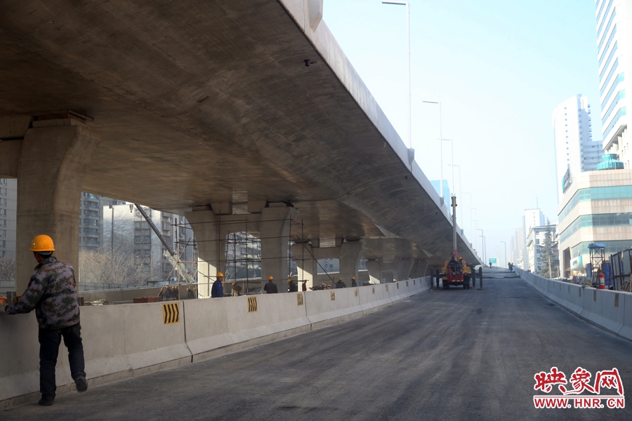 由西向東方向，嵩山南路出口以東，仍在緊張施工中。