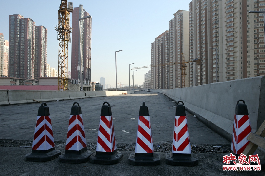 由西向東方向，嵩山南路出口以東，仍在緊張施工中。