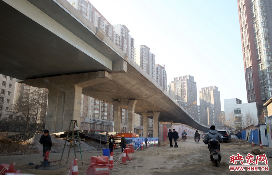 由西向東方向，嵩山南路出口以東，仍在緊張施工中。