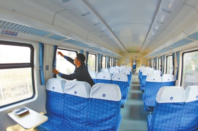 硬座車廂 藍色座套，清清爽爽。