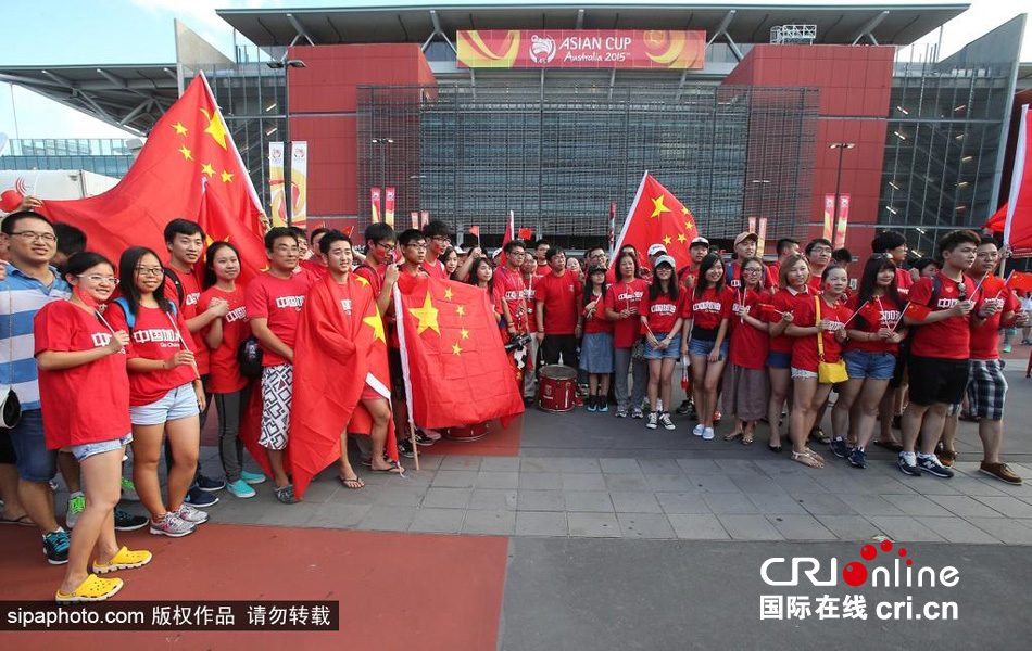 北京時(shí)間1月10日，中國(guó)隊(duì)迎來(lái)亞洲杯首場(chǎng)比賽，賽前中國(guó)球迷揮舞國(guó)旗進(jìn)場(chǎng)，為國(guó)足助威。