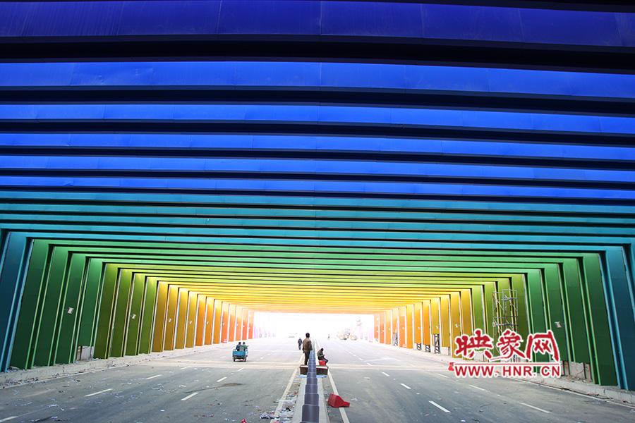 出隧道時由顏色過渡為紫色。