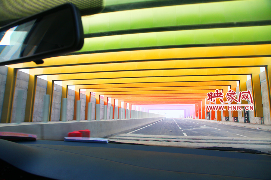 出隧道光線變化由暗到明。