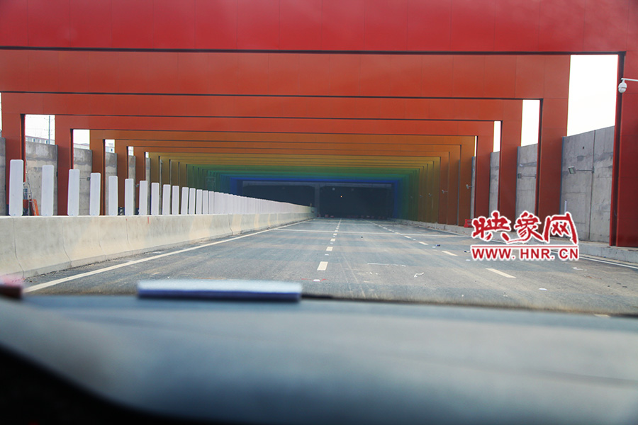 進隧道時，由明到暗。