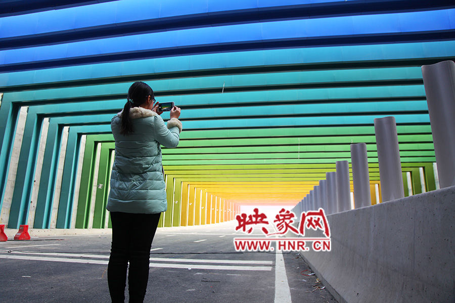 一女孩拿出手機拍照。