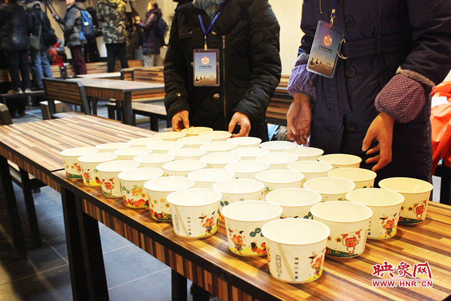 施粥人員準備了一次性飯盒，方便市民攜帶。