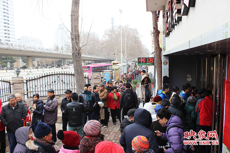 施粥現(xiàn)場排起近百米長隊。