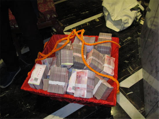 不少農(nóng)民工的工資是用籮筐挑走的。