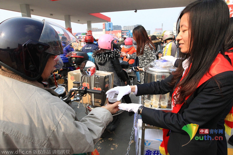 2015年2月10日，廣東佛山，順德龍山加油站為返鄉(xiāng)摩托車免費(fèi)加油。
