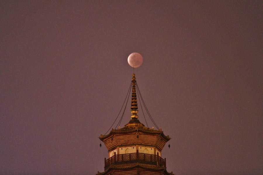 4月4日，廣東省廣州市，月全食與赤崗塔。（二次曝光）石榴/CFP