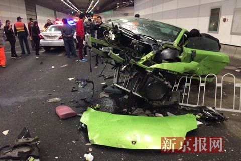 一輛蘭博基尼與一輛法拉利發(fā)生事故，現(xiàn)場狀況慘烈