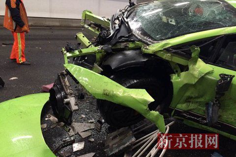 一輛蘭博基尼與一輛法拉利發(fā)生事故，現(xiàn)場狀況慘烈