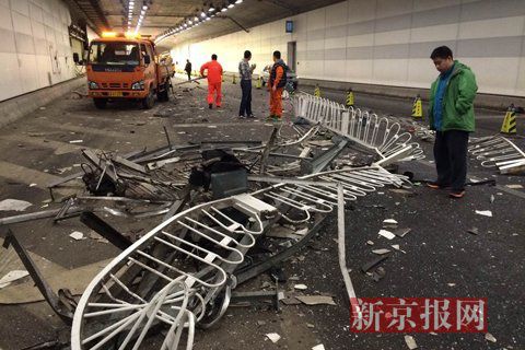 一輛蘭博基尼與一輛法拉利發(fā)生事故，現(xiàn)場狀況慘烈