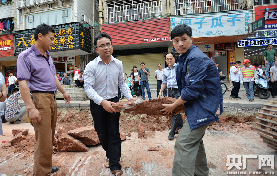 一旦發(fā)現(xiàn)恐龍蛋化石，及時(shí)上報(bào)，通知公安和文物部門進(jìn)行保護(hù)。