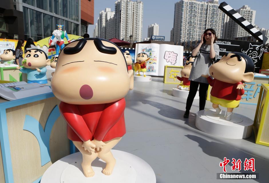 4月22日，游客參觀蠟筆小新特展?！跋灩P小新25周年紀(jì)念特展”日前在北京開展