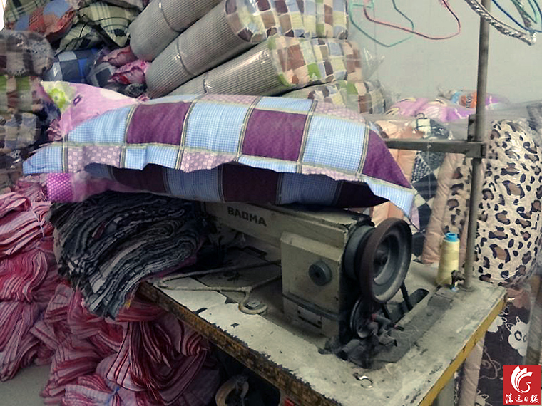 作坊一角。執(zhí)法人員稱(chēng)，該作坊利用廢舊棉花和劣質(zhì)絮用纖維進(jìn)行違法加工。
